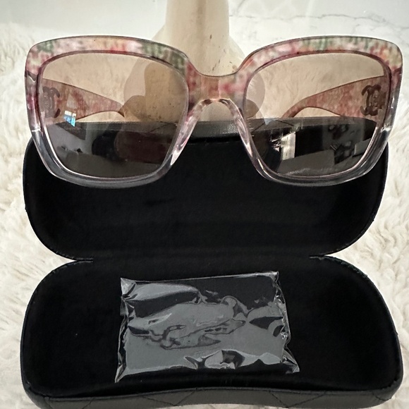 SOLD - CHANEL SUNGLASSES - Picture 3 of 7